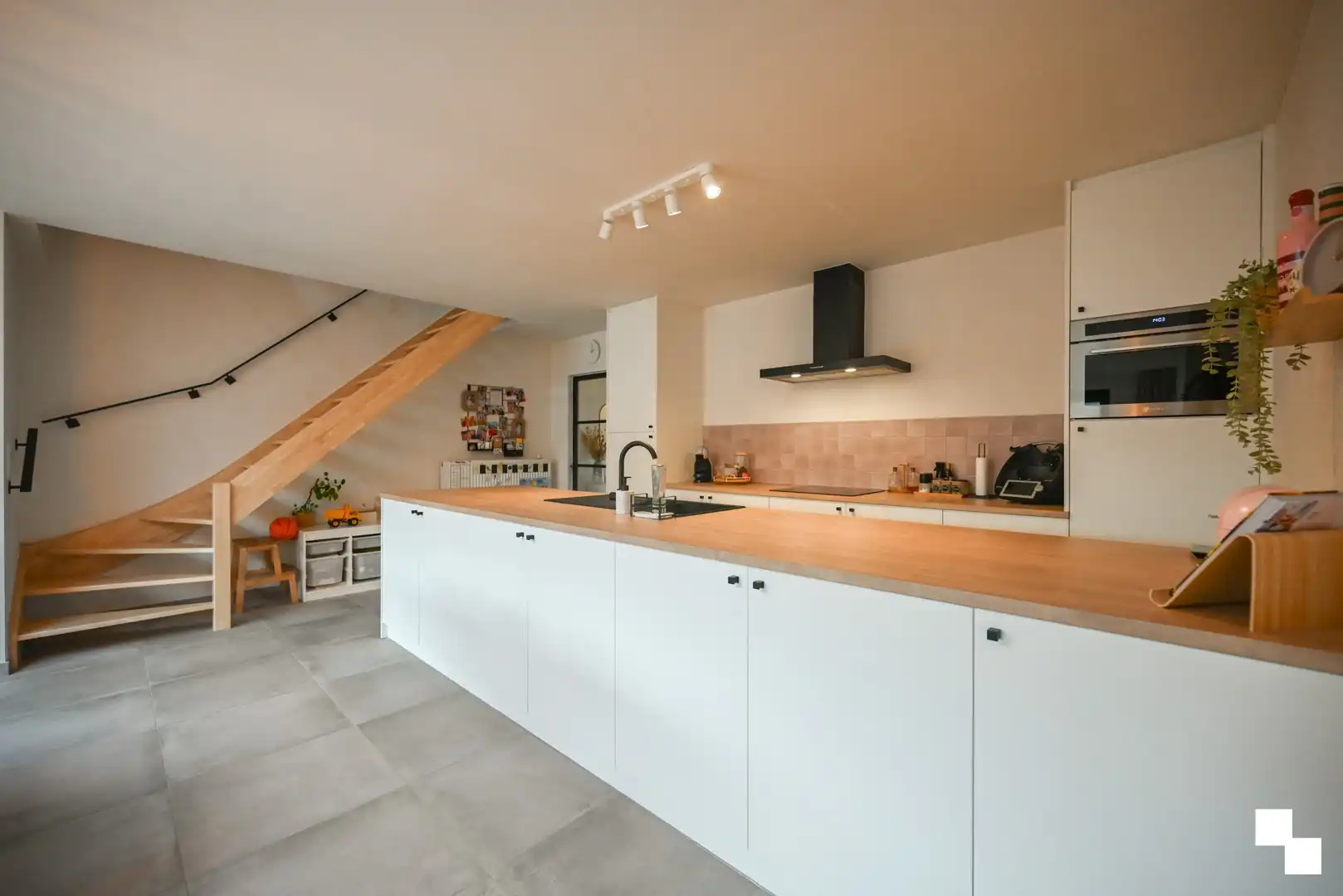 Rustig gelegen, instapklare gezinswoning met drie slaapkamers te Izegem foto 9