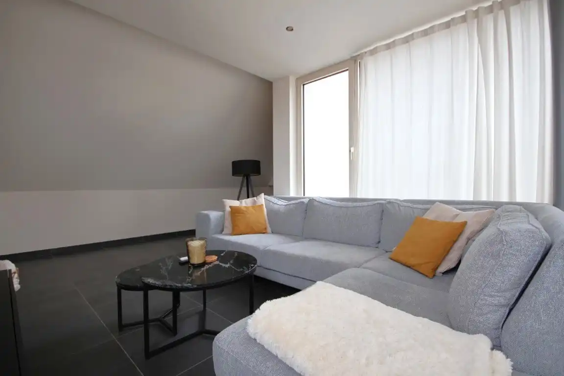 Rustig gelegen duplex appartement, met garage en extra staanplaats op wandelafstand van het centrum van Sint-Truiden. foto 2