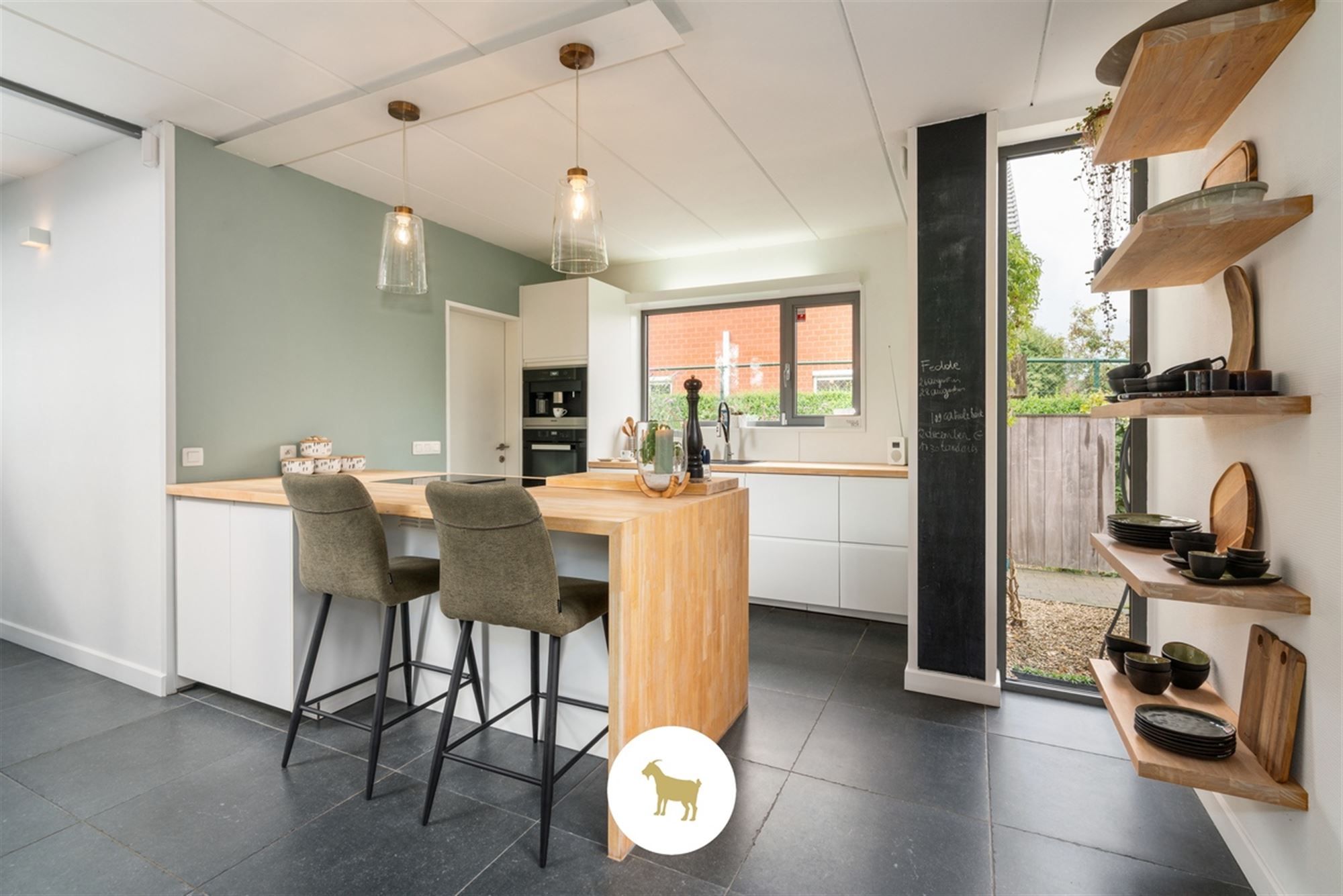 Instapklare lichtrijke OPEN BEBOUWING met 3 (mogelijkheid tot 4) SLAAPKAMERS, stijlvol overdekt TERRAS en gezellige (BINNEN)TUIN op een PERCEEL van ca. 435 m² foto 11