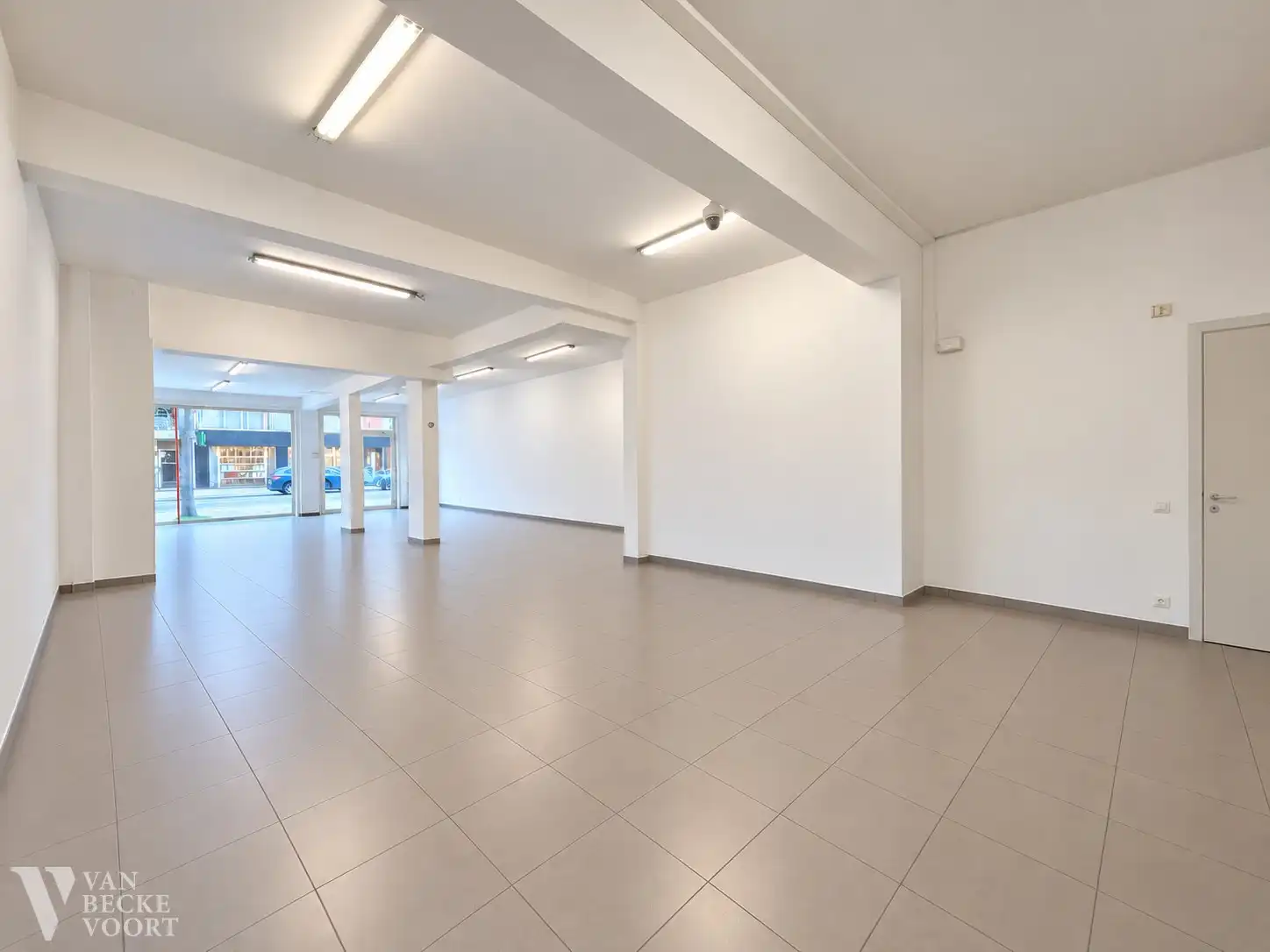 Handelsgelijkvloers 140m² + kelder 65m² foto 5