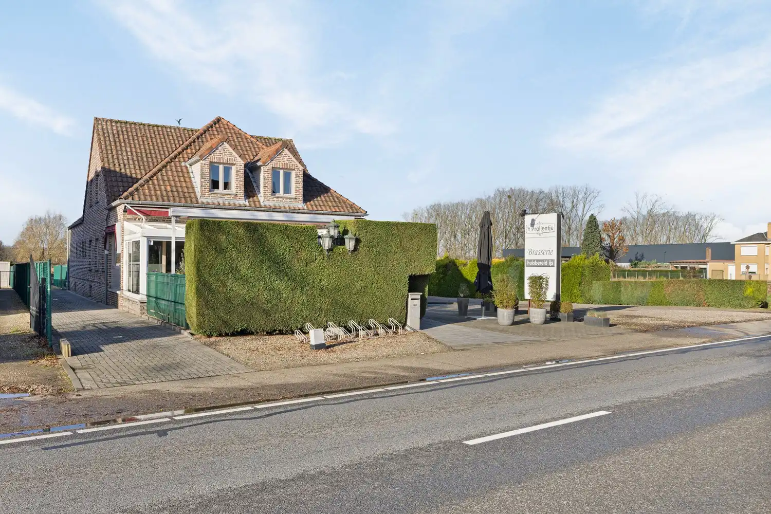 Bedrijfspand met woonst op perceel met commerciële mogelijkheden (ca. 38a) foto 5