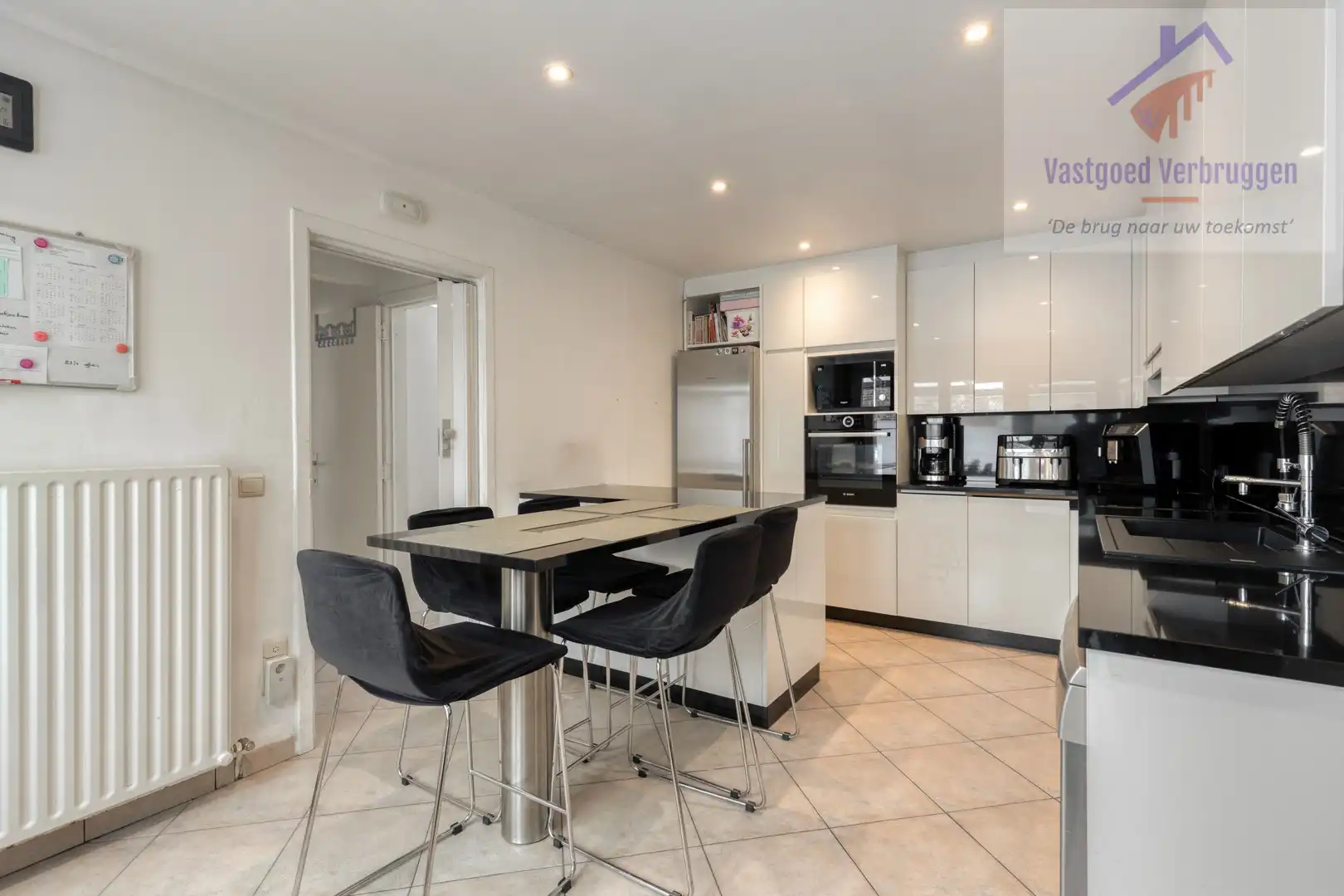 Ruime woning met dubbele loods foto 7