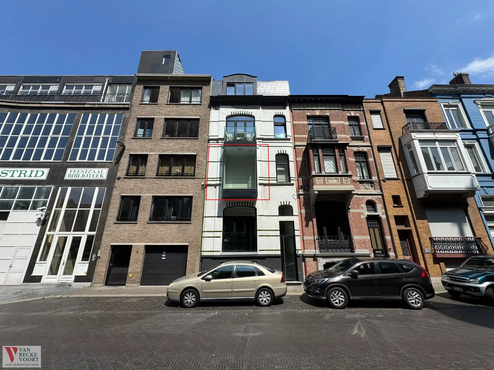 Appartement in gerenoveerd eclectisch herenhuis aan de Sint-Jozefkerk foto {{pictureIndex}}