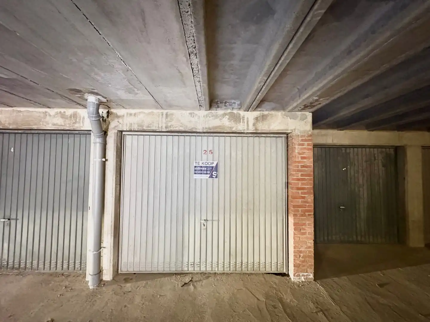 Ondergrondse garagebox met handmatige poort foto {{pictureIndex}}