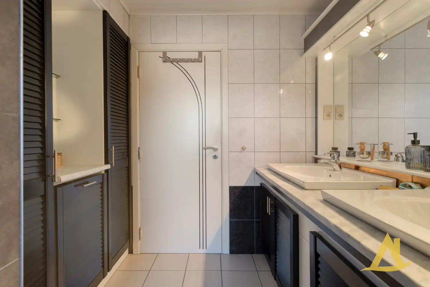ZEER RUIM APPARTEMENT MET STUDIO EN 2 AUTOSTAANPLAATSEN TE DIEST! foto 17