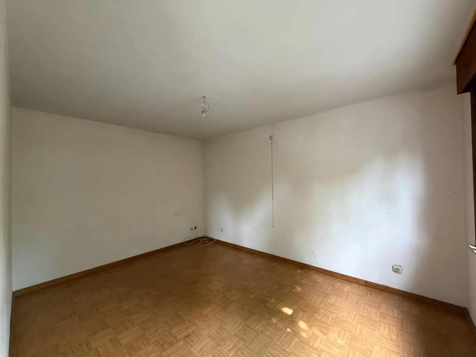 Ruime woning met 4 slaapkamers, garage en tuin foto 13