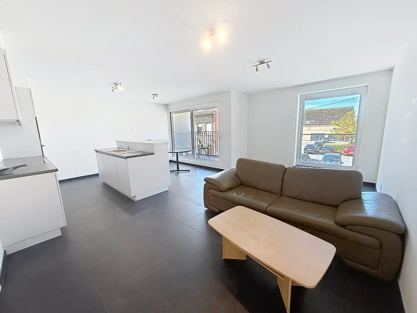 Centraal gelegen appartement met 2 slaapkamers, terras én garage foto {{pictureIndex}}