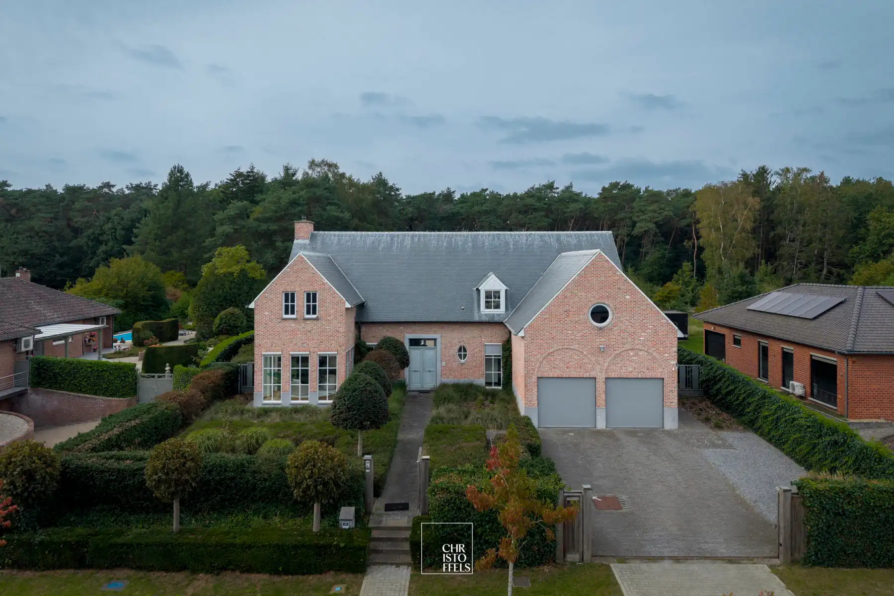 Exclusief landhuis met buitenzwembad op perceel van 2.787m² aan de bosrand. foto 2
