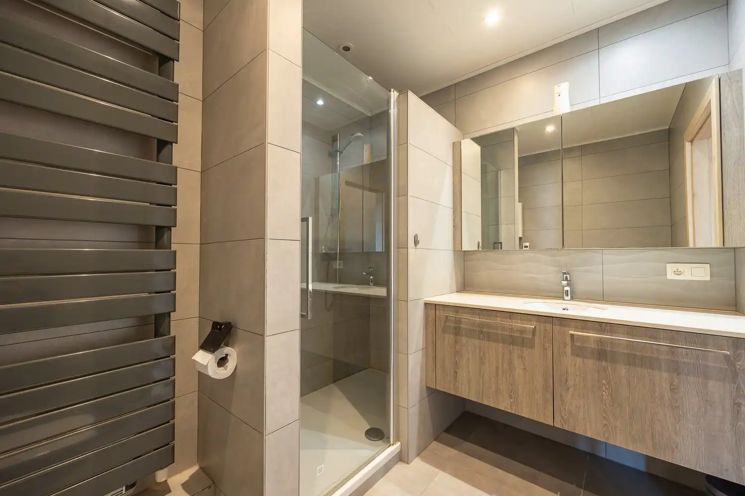 VERKOCHT: Ruim en lichtrijk appartement met zicht op Kiel Park foto 8