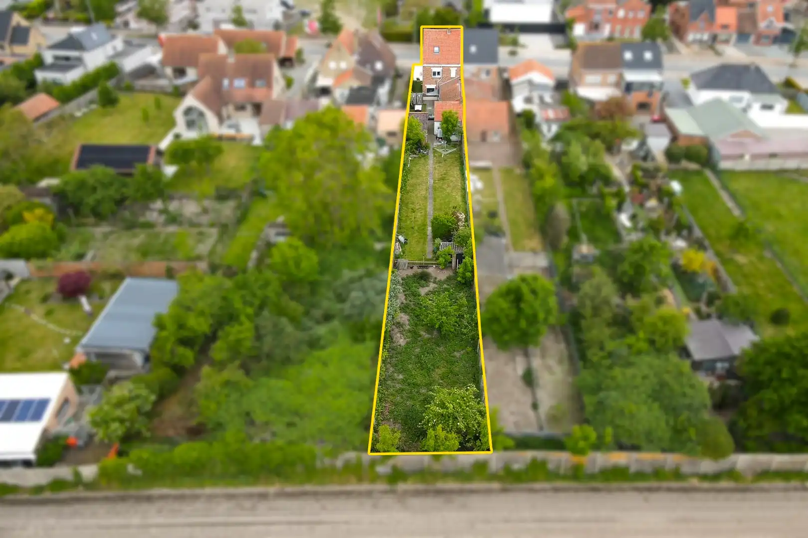 Gezinswoning met ruime tuin foto 2