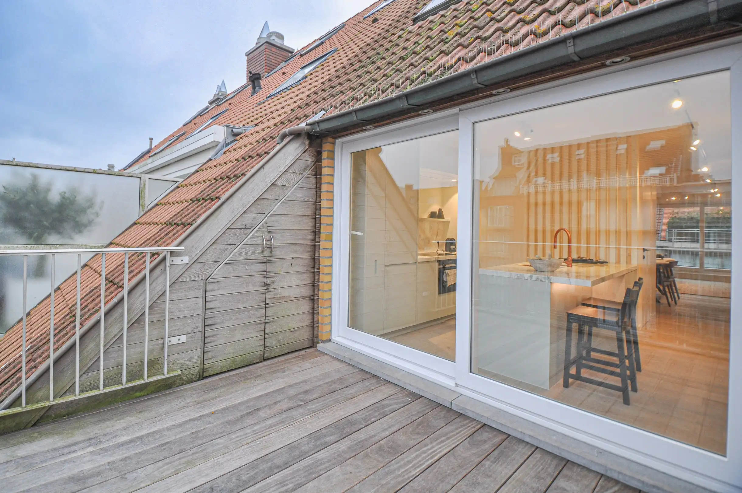 Volledig gerenoveerd appartement met twee ruime terrassen. foto 11