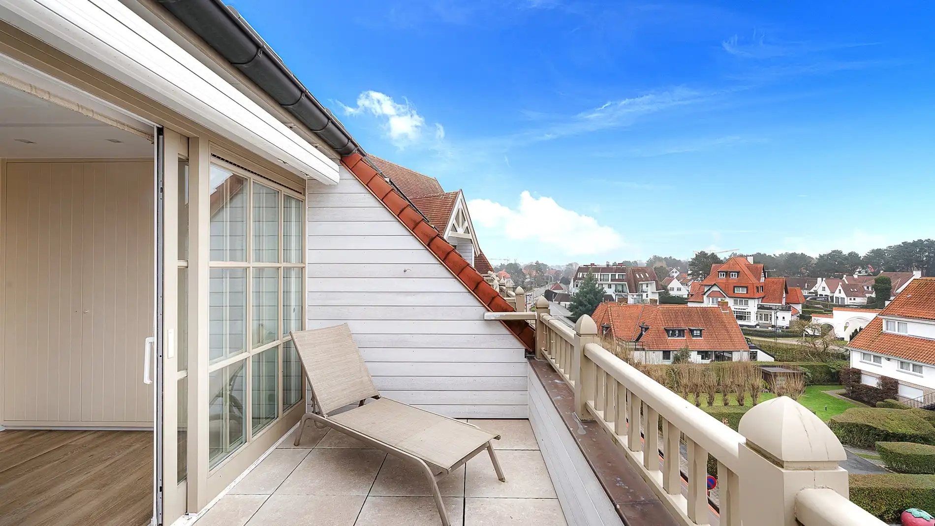 Ruim, zongericht dakappartement op toplocatie te koop foto 3