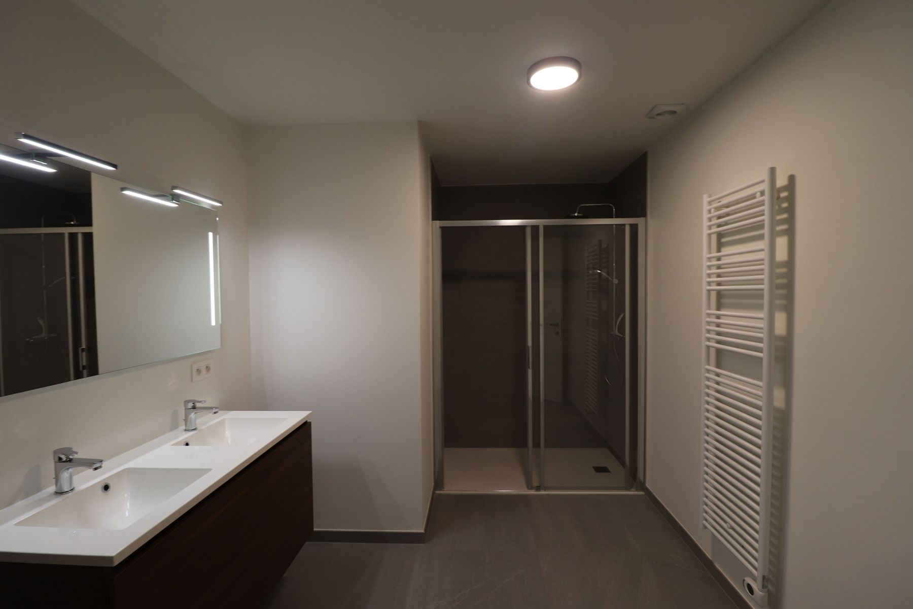 Een recent gerenoveerde woning met 3 slaapkamers, terras en garage. foto 13