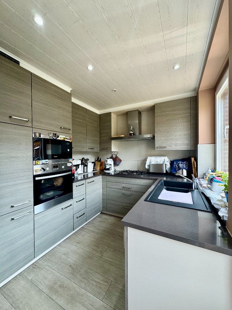 Te koop halfopen woning met garage foto 8