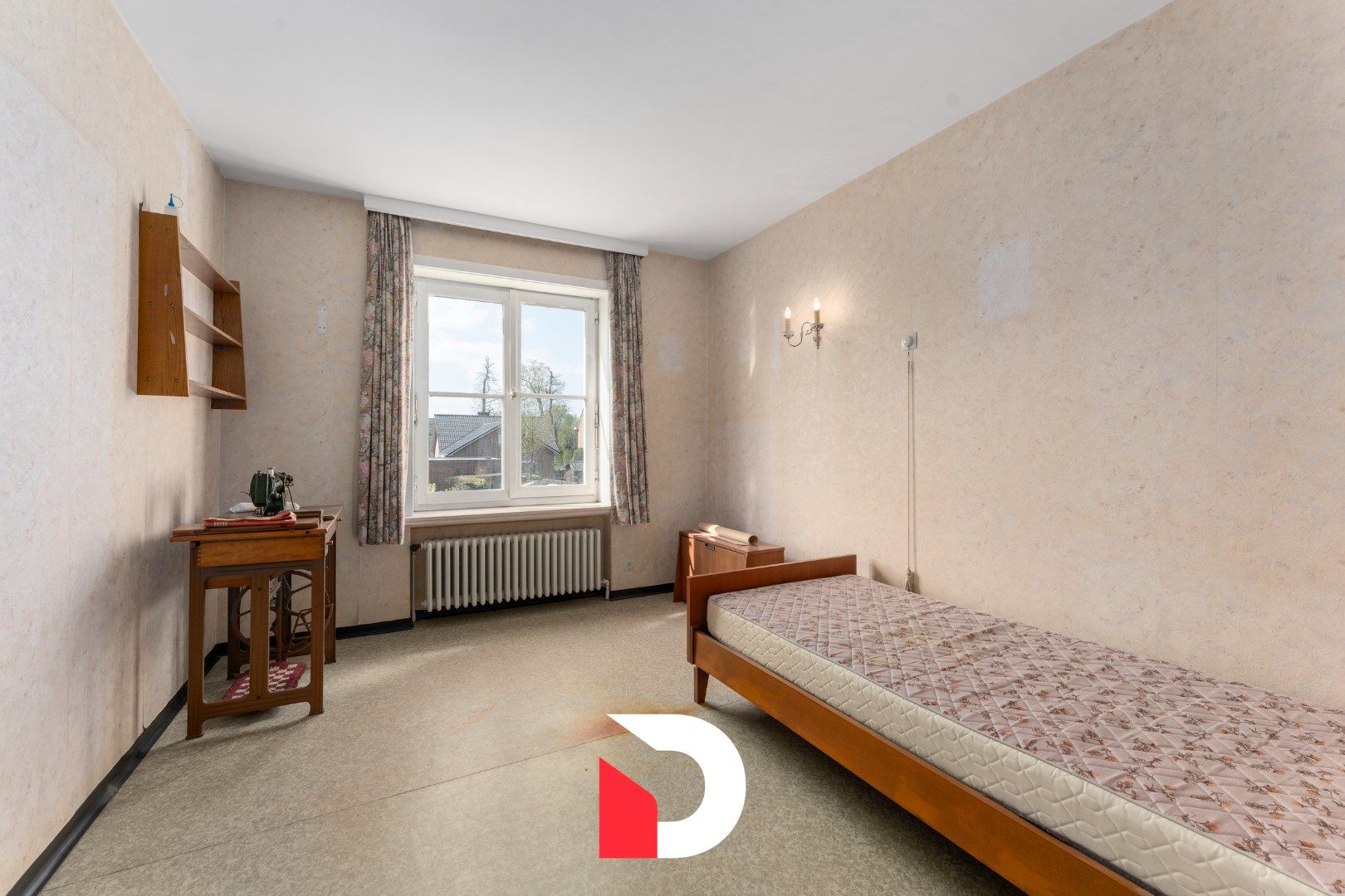 Deze statige halfopen woning is gelegen op een gegeerde en kindvriendelijke buurt te Oostkamp. foto 10