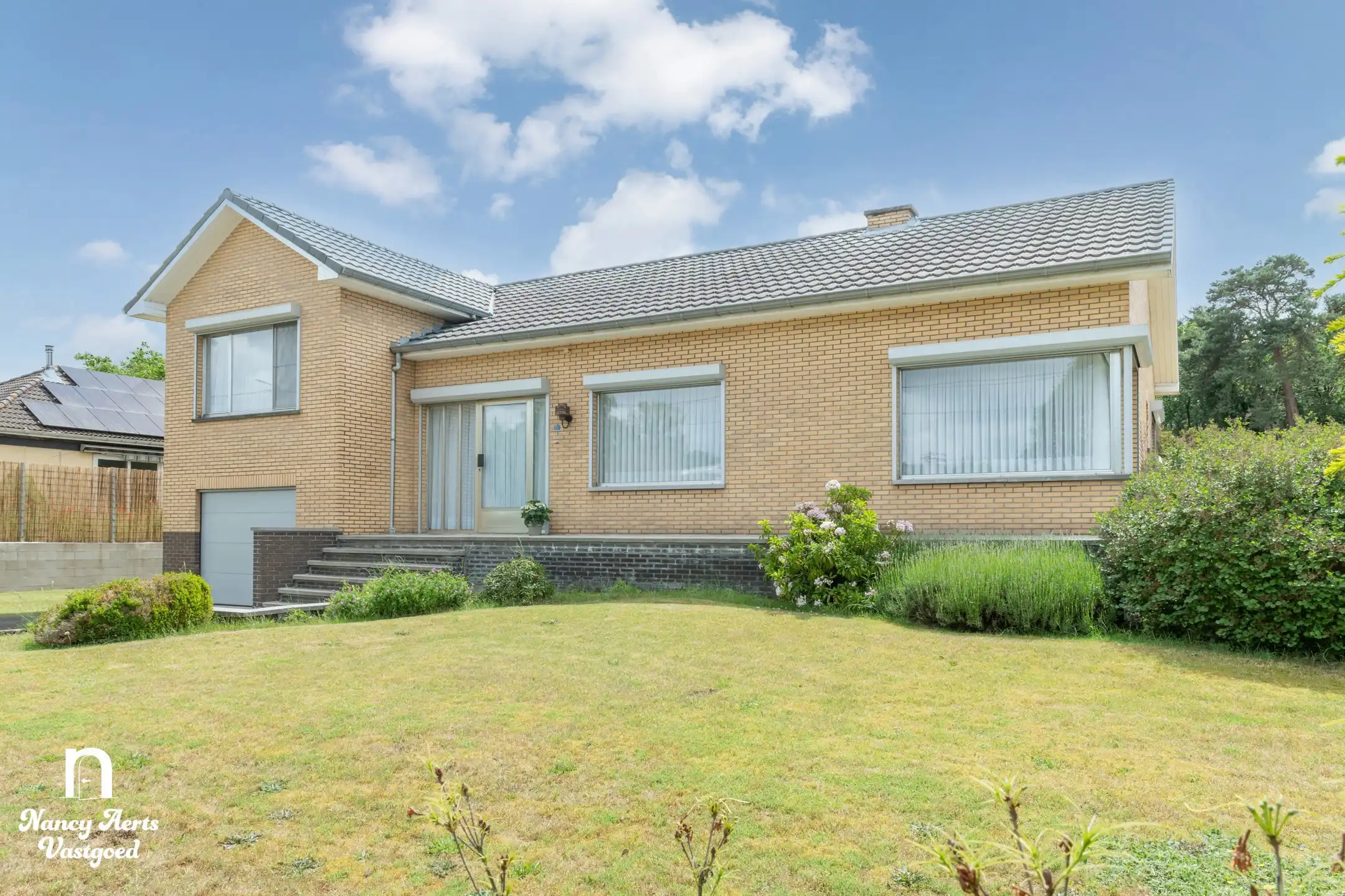 Uitstekend onderhouden split‑level woning in groene omgeving foto 2