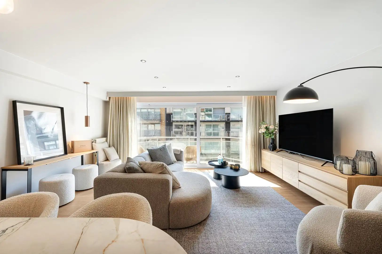 Ruim 2-slaapkamerappartement met twee terrassen nabij de zee. foto 10