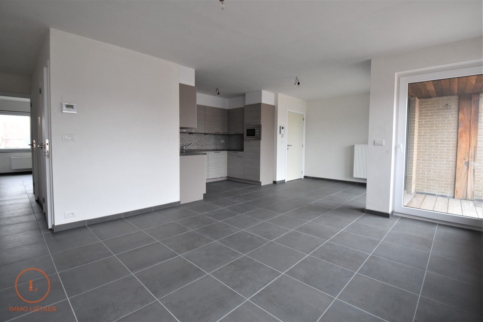 Nieuw appartement met veel lichtinval, 2 terrassen en een voorziene keuken op een centrale ligging in Wervik. foto 5