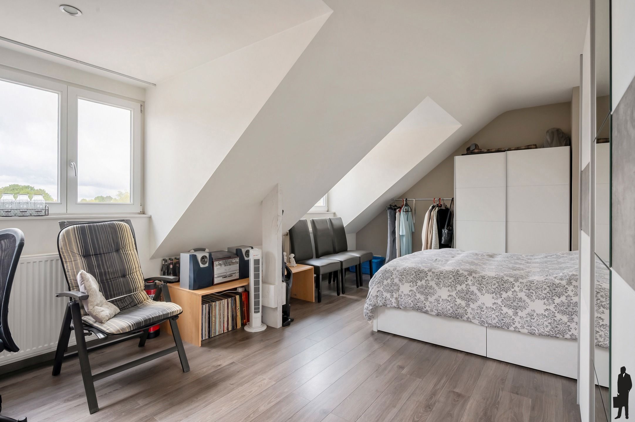 Polyvalent gebouw met 60 parkeerplaatsen en appartement! foto 21
