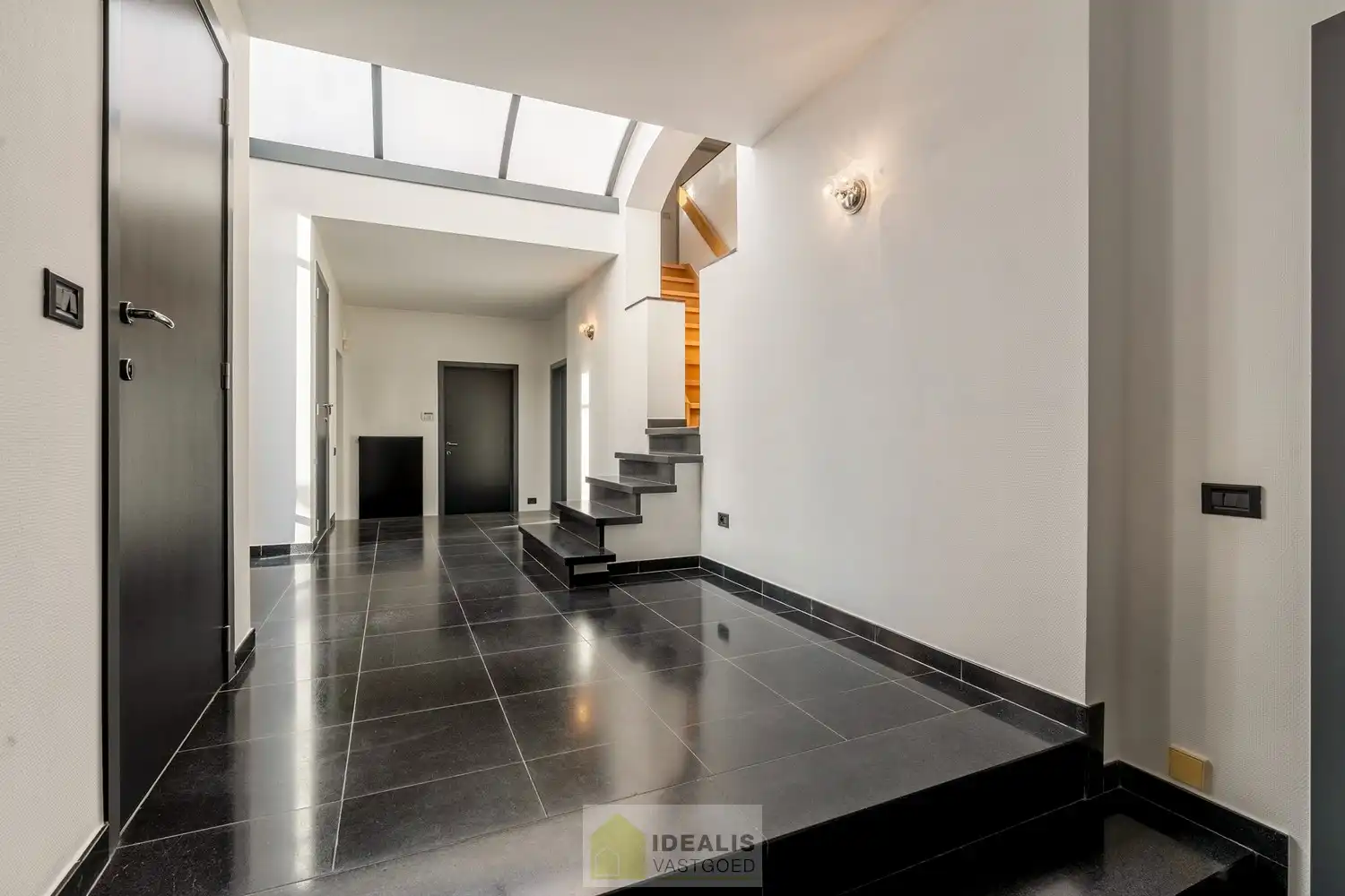 EXTRA RUIME VILLA MET EEN PRACHTIG LICHTRIJKE LEEFRUIMTE, RUIME KEUKEN, 4 SLAAPKAMERS, 2 BADKAMERS EN EEN RUIM PRAKTIJK/KANTOORGEDEELTE OP EEN RIANT EN CENTRAAL PERCEEL VAN MAAR LIEFST 16A 27CA OP EEN GUNSTIGE LOCATIE NABIJ HET CENTRUM VAN ACHEL! foto 9