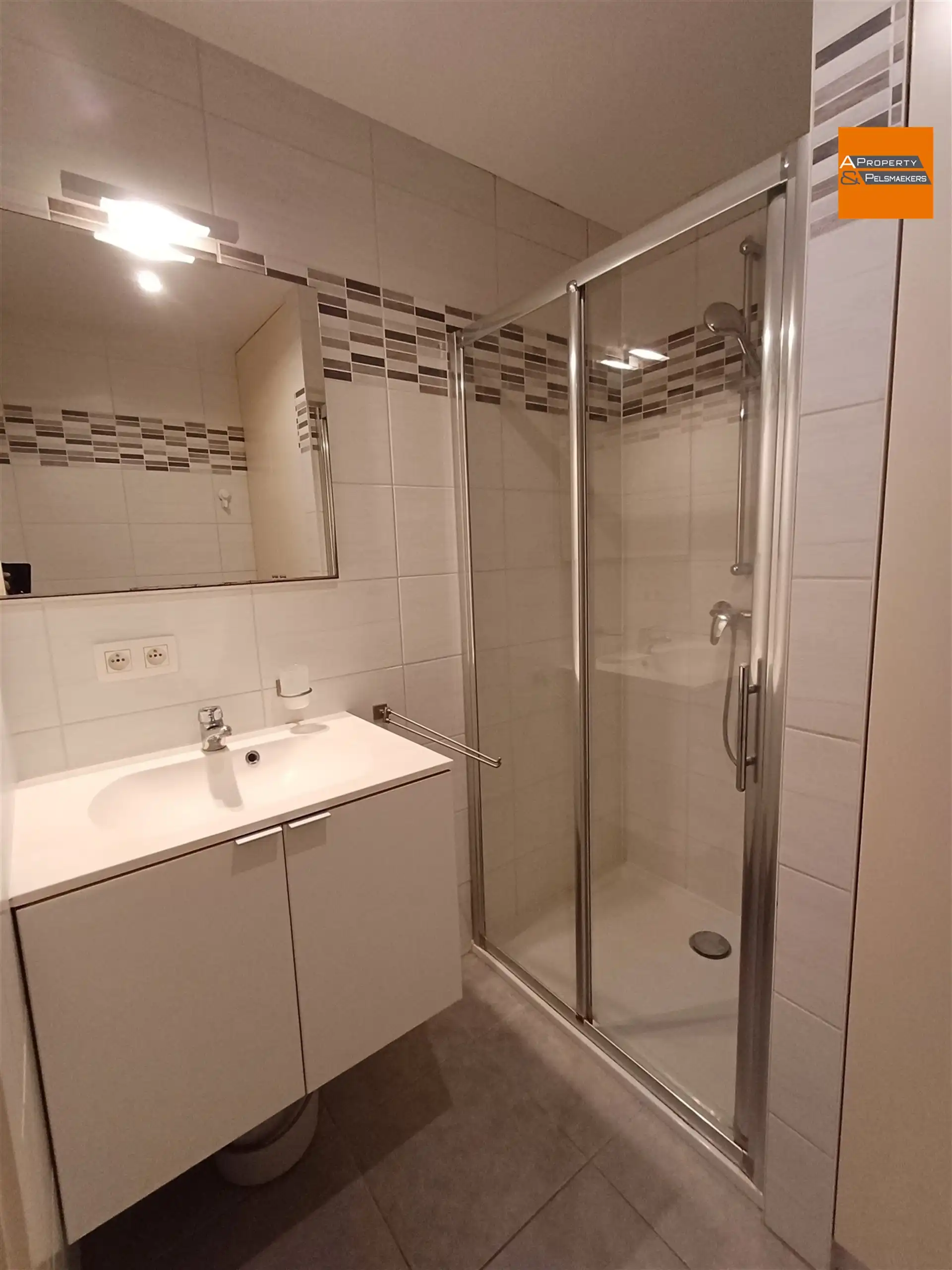 Ruime gemeubileerde studio met parkeerplaats en kelder foto 5