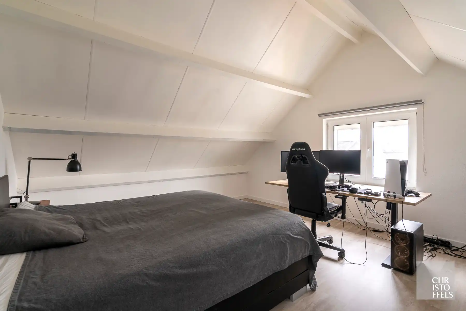 Uitzonderlijk ruime (440m²!) en volledig gerenoveerde woning met commerciële topligging en tal van mogelijkheden in Lanaken! foto 21