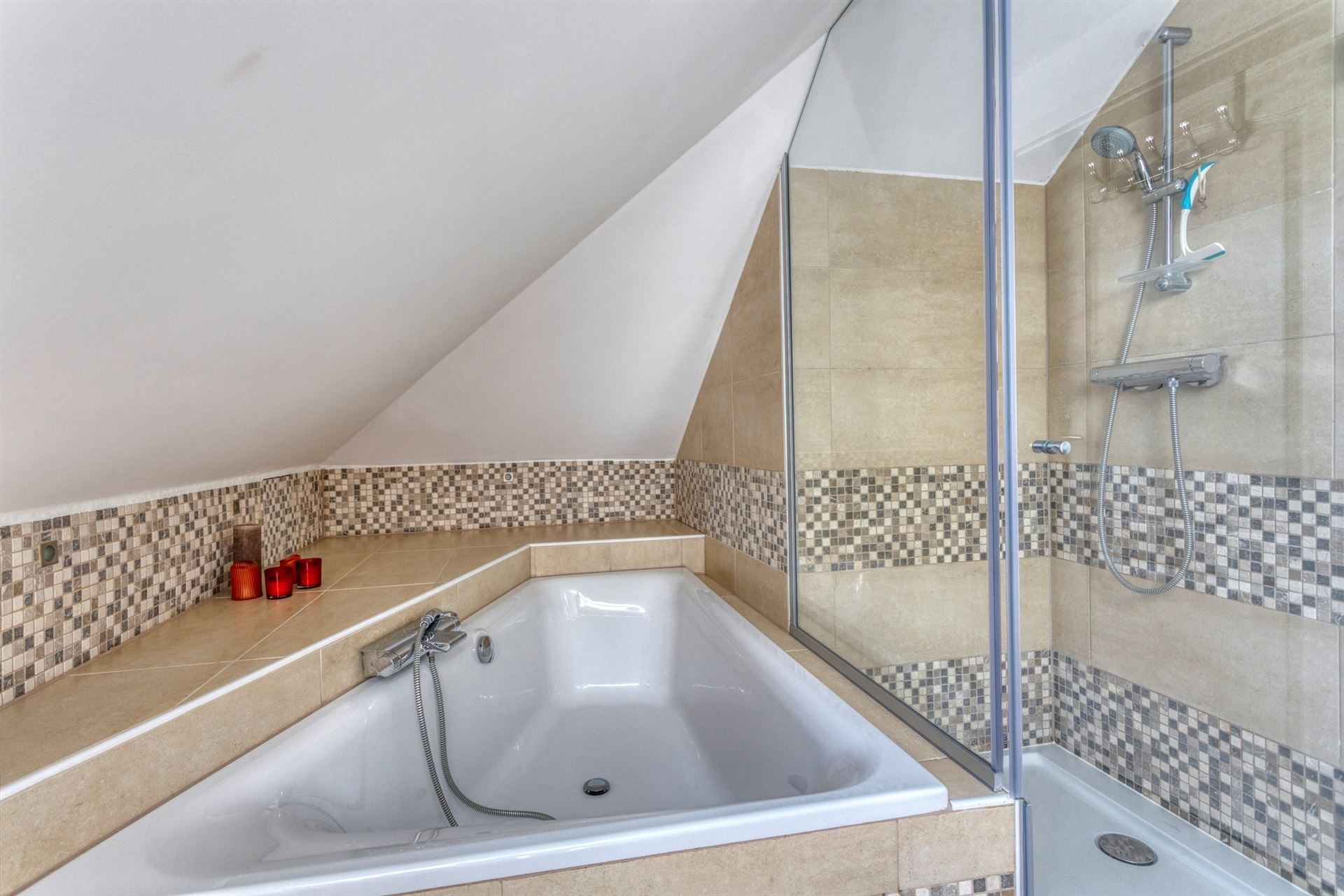 Prachtig gerenoveerde villa op mooi perceel foto 25
