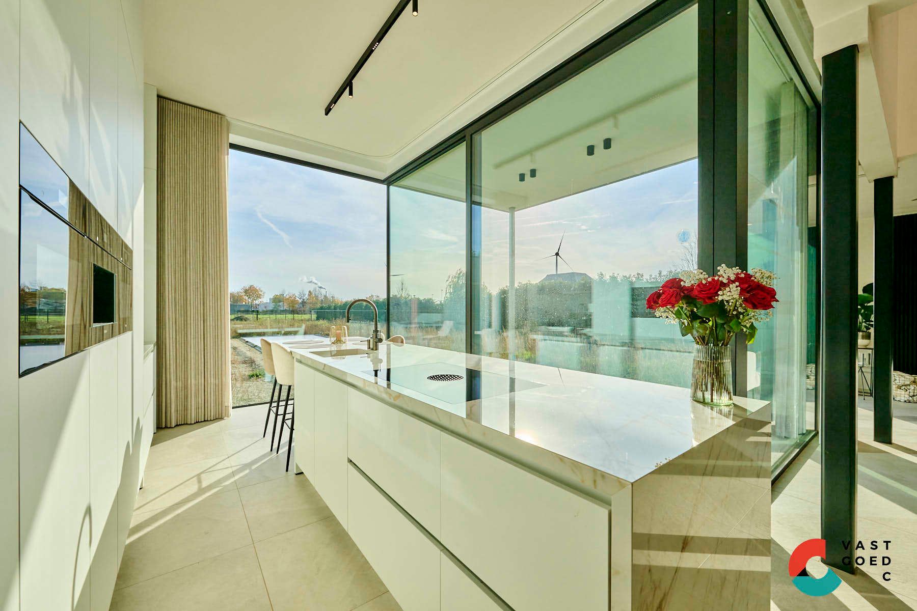 Moderne villa met zwembad op een knap perceel van 16 are. foto 10