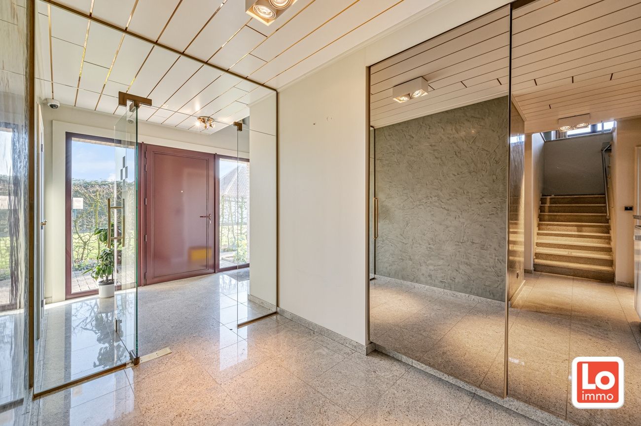 VERKOCHT!! Heel ruime degelijke open woning met praktijkruimte, inpandige garage en ruime gerenoveerde schuur met heel wat potentieel gelegen op een gemakkelijk bereikbare locatie tussen Oostakker en Lochristi! foto 8