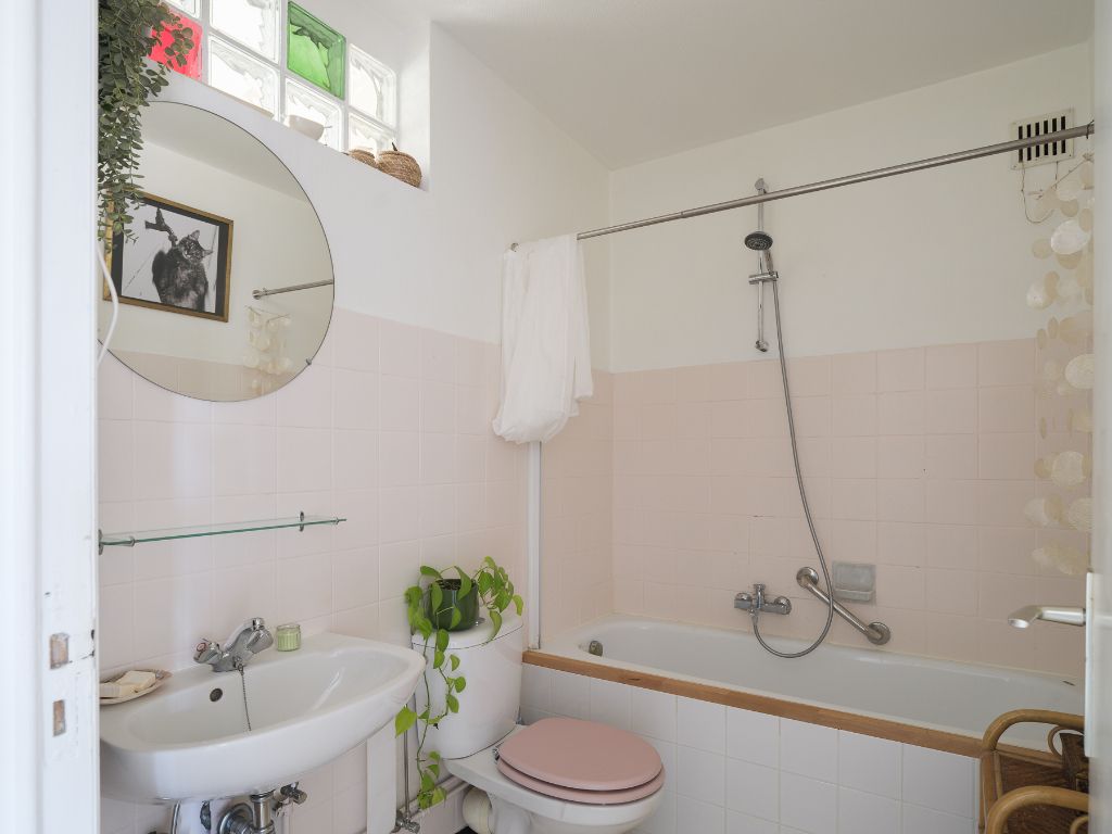 Lichtrijk en ruim 2 slpk appartement op fietsafstand van Gent centrum en wandelafstand van het natuurpark Bourgoyen-Ossemeersen. Een echte opportuniteit door zijn ligging, prijs en potentieel! foto 9