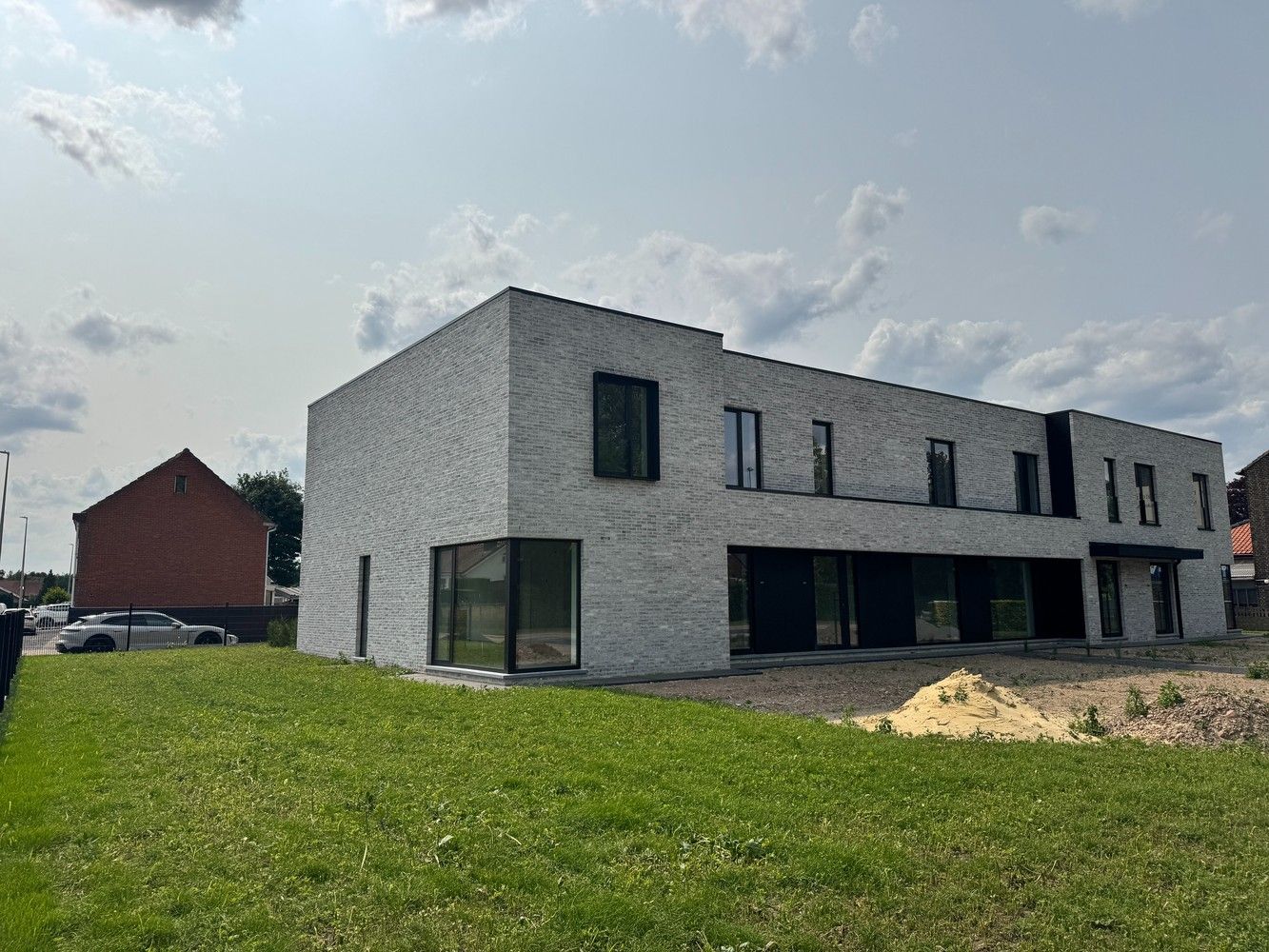 Te huur in Zutendaal - Energiezuinige nieuwbouwwoning met drie slaapkamers foto {{pictureIndex}}