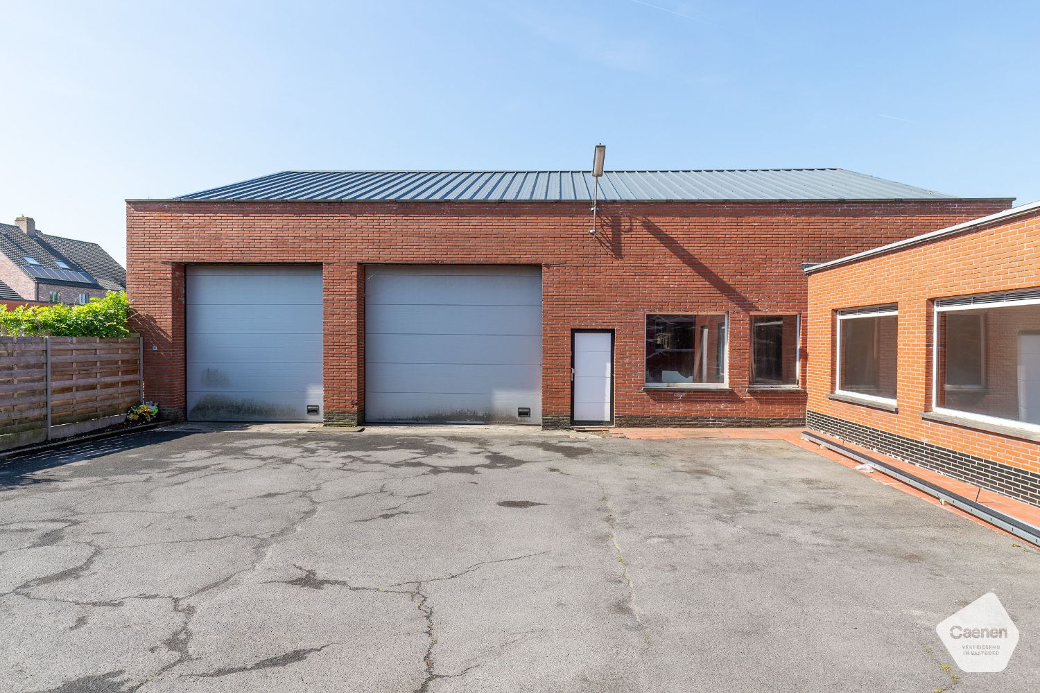 ZEER RUIME HALF-OPEN WONING met 4 slaapkamers en LOODS van 240m² foto 2