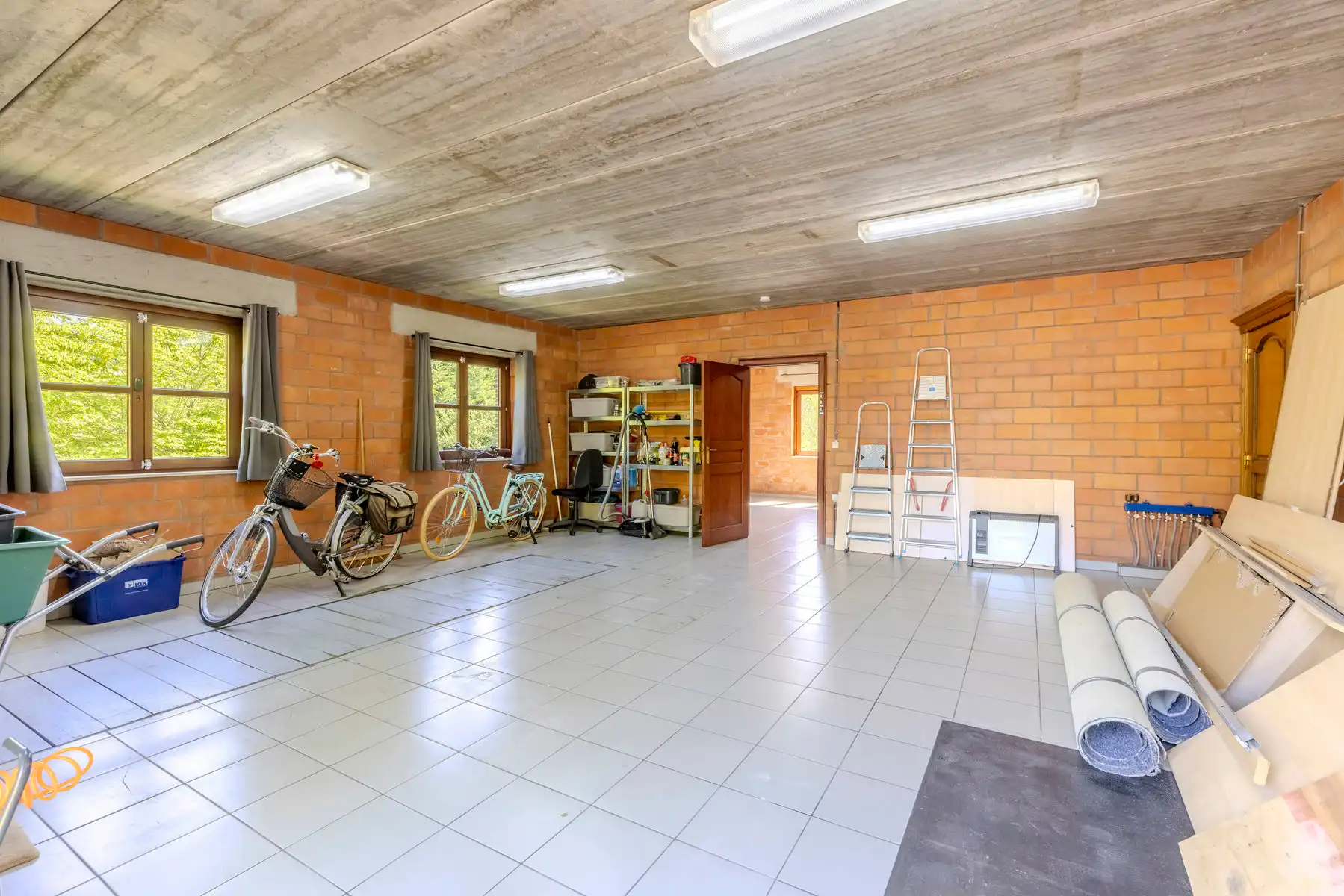 Ruim landhuis op ca. 3010 m² grond met ca. 736 m² bew.opp. foto 19