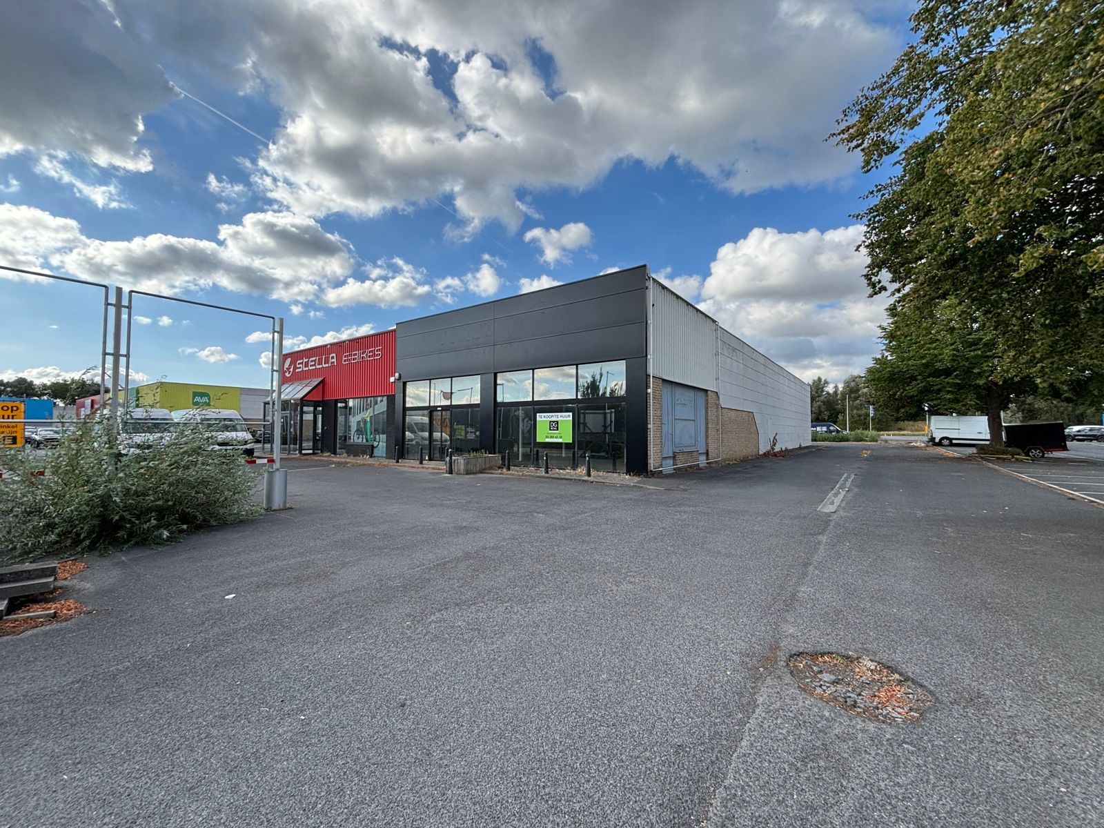 Commerciële ruimte van +- 700 m² te huur in Kuurne foto 2