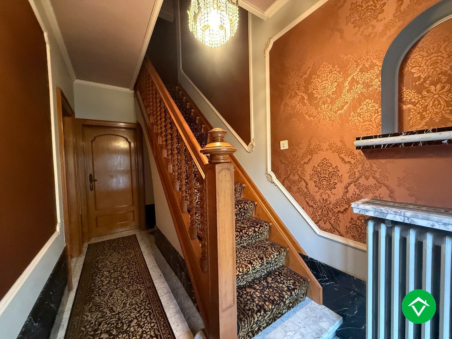 Karaktervolle, stevige woning met 4 slaapkamers, tuin en garage in centrum Roeselare foto 2