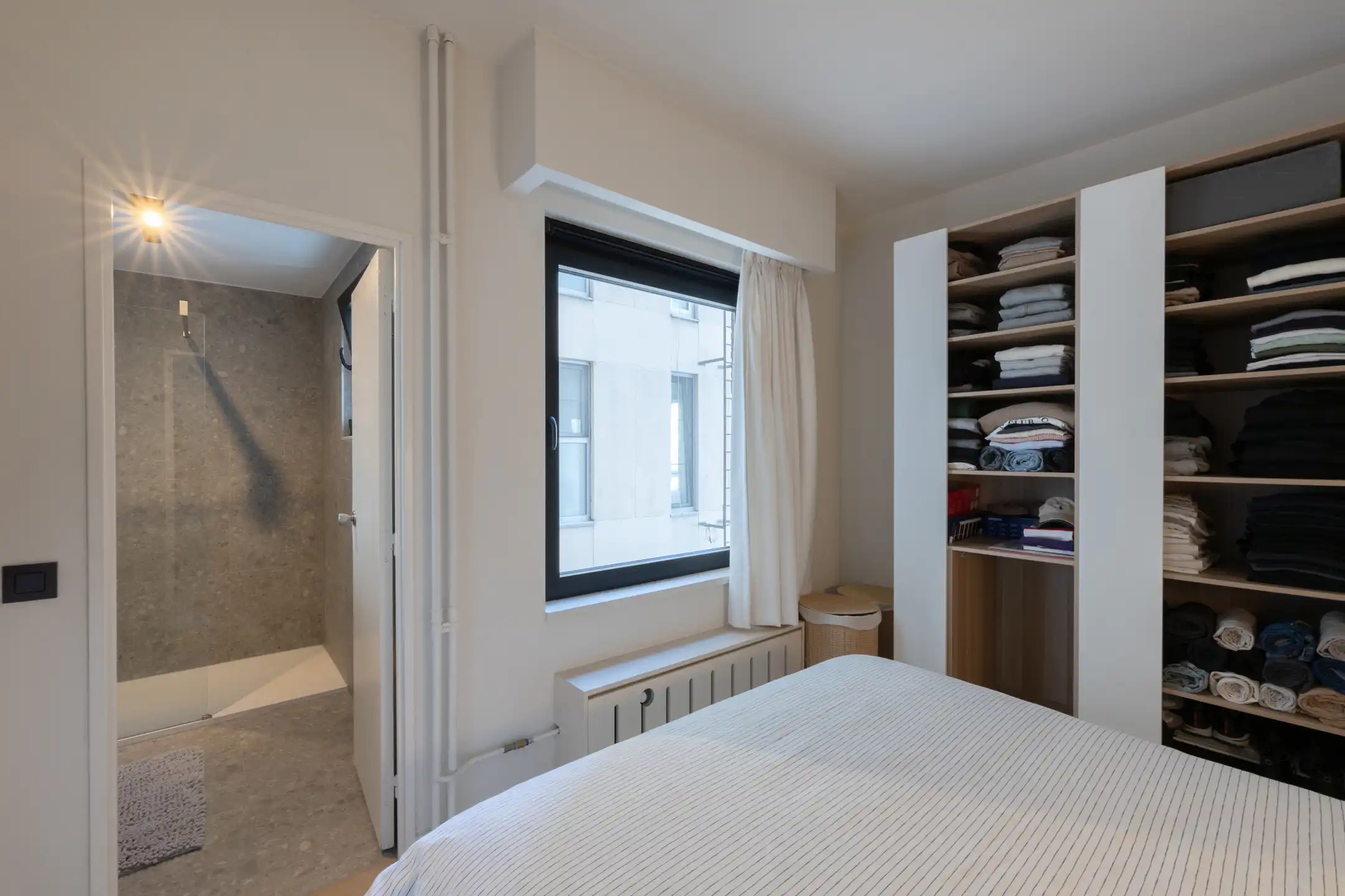 ANTWERPEN - Trendy appartement met zicht op het Theaterplein foto 9