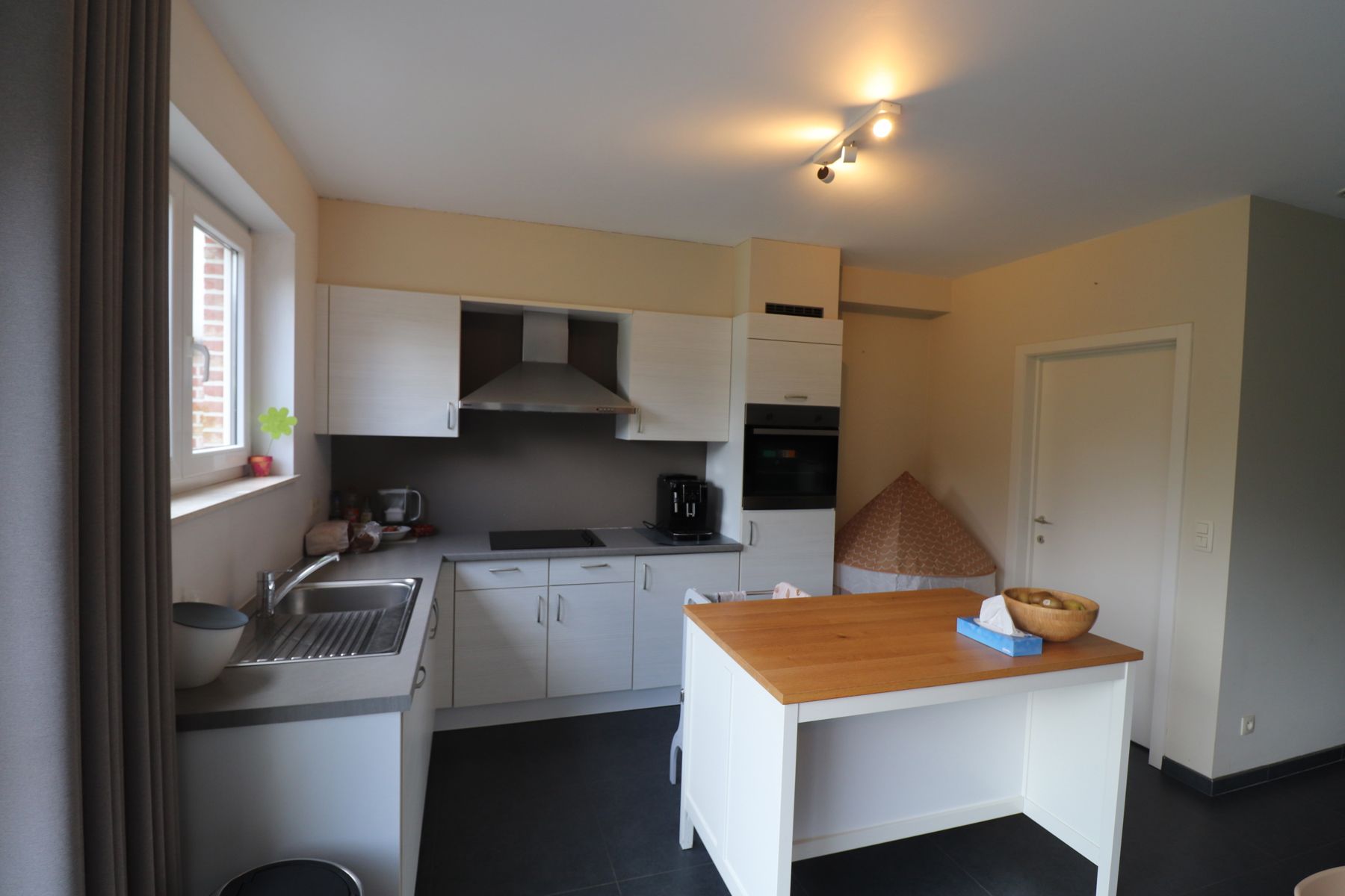 Halfopen bebouwing met 4 slaapkamers en tuin. foto 5