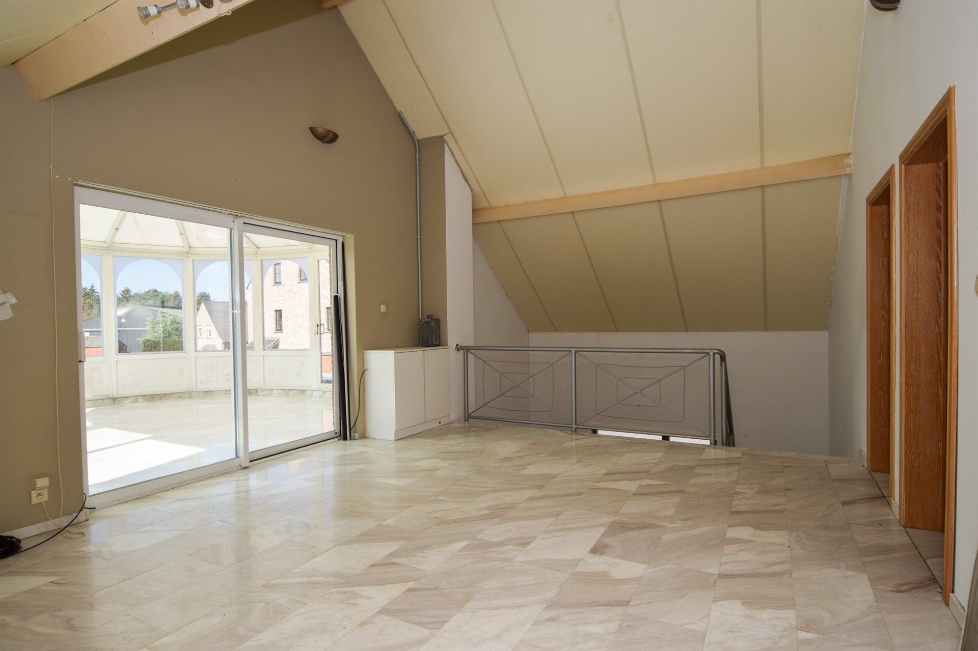 Ruime, op te frissen villa woning op een mooi perceel van 1.583m² foto 11
