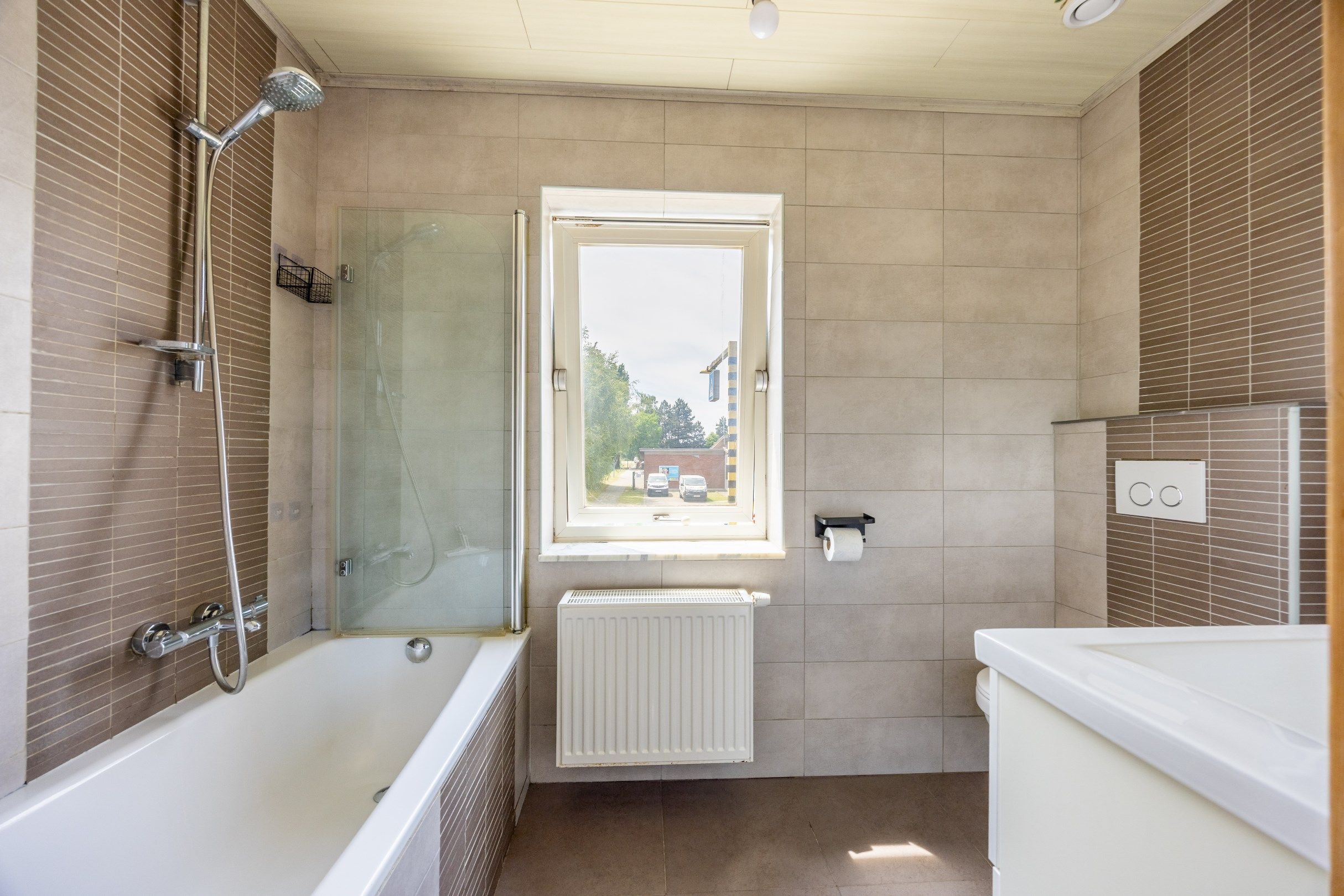 Verder te renoveren halfopen woning met uitweg.  foto 13
