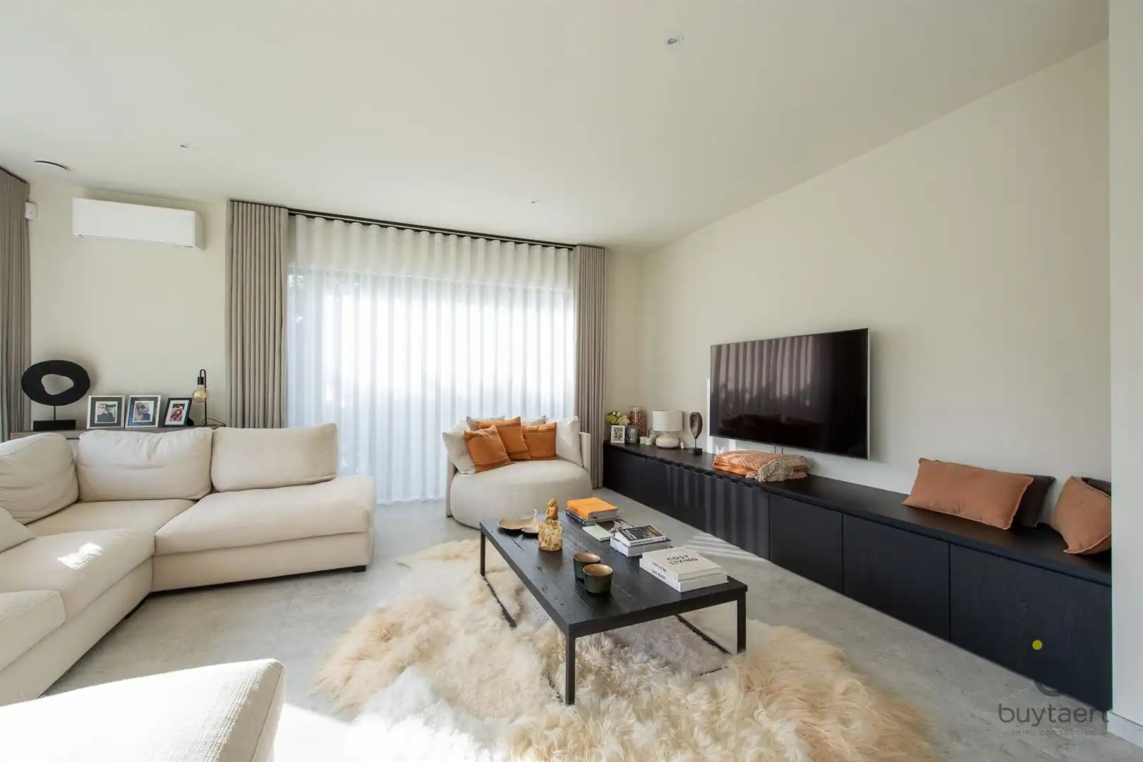 Knappe GELIJKVLOERSE villa + bijgebouw te Halle! foto 6