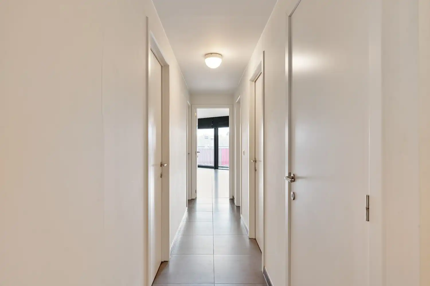 Modern en energiezuinig(A-label) dakappartement met 2 slaapkamers, 2 badkamers, een groot terras en een autostaanplaats nabij het UZ Gasthuisberg te Leuven! foto 6