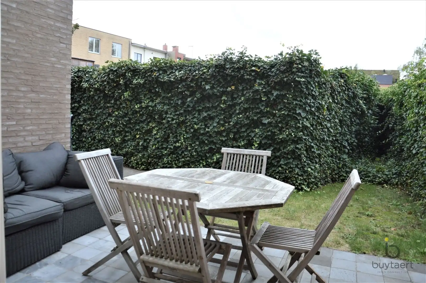 Gelijkvloers appertement met tuin te Schilde. foto {{pictureIndex}}