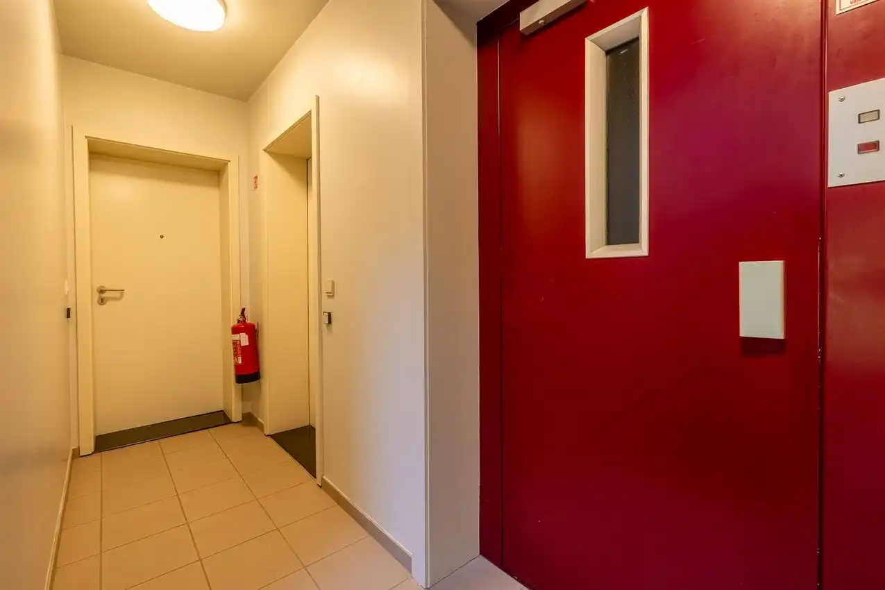 Appartement met twee slaapkamer en terras nabij centrum foto 22