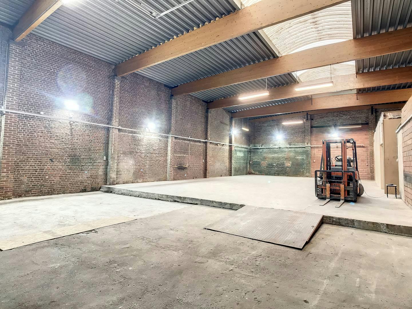 Vastgoedvennootschap met verhuurde magazijnen en opbrengsteigendom te Kortrijk  foto 9