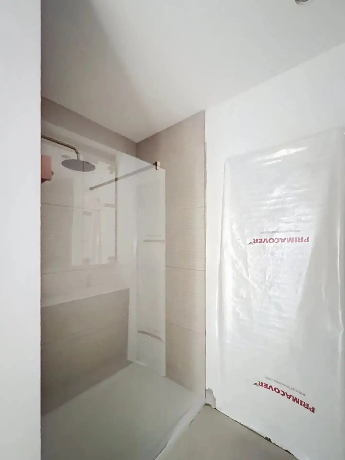 Luxueus en modern afgewerkt gelijkvloers appartement met tuin, 1 slaapkamer en 2 staanplaatsen. foto 17