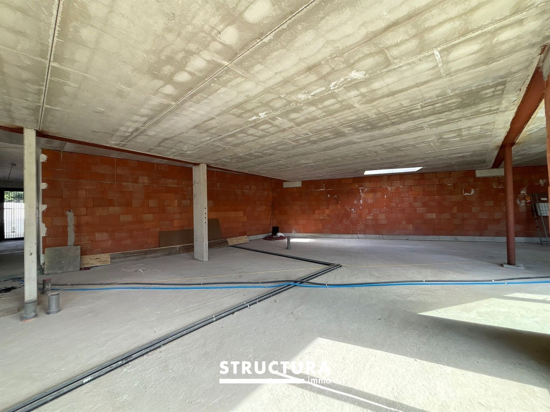 Nieuwbouw handelsruimte op commerciële liggen in het centrum! foto 6