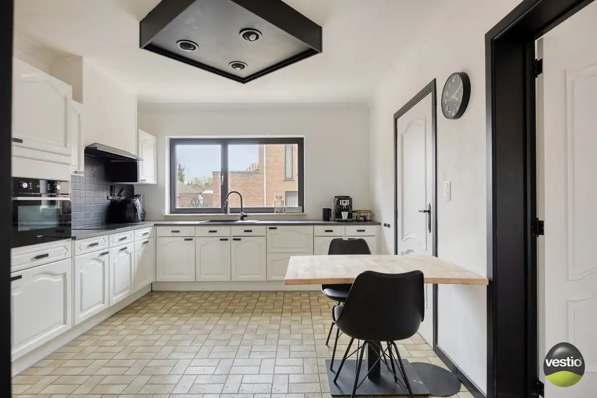 HALF VRIJSTAANDE WONING MET 4SLPK TE EIGENBILZEN. foto 6