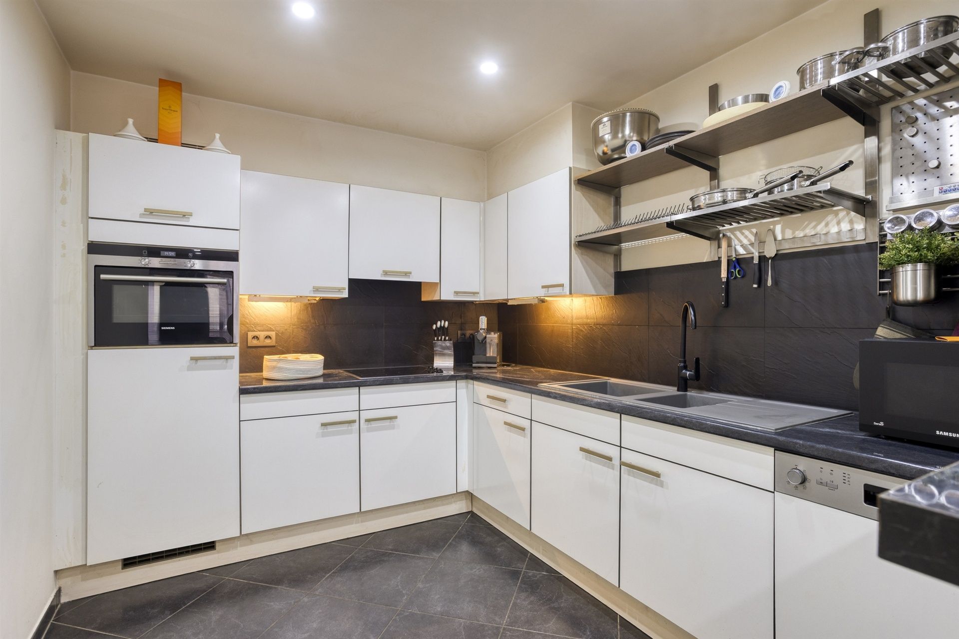 Ruim gelijkvloers appartement met 1 kamer foto 6