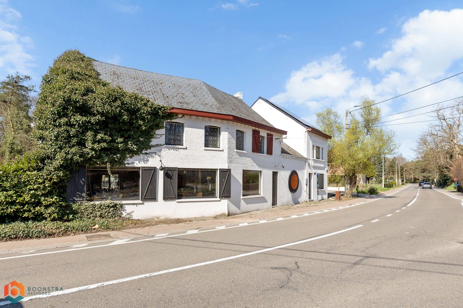 Grondig gerenoveerd handelsgelijkvloers met woonst en ruime parking foto {{pictureIndex}}
