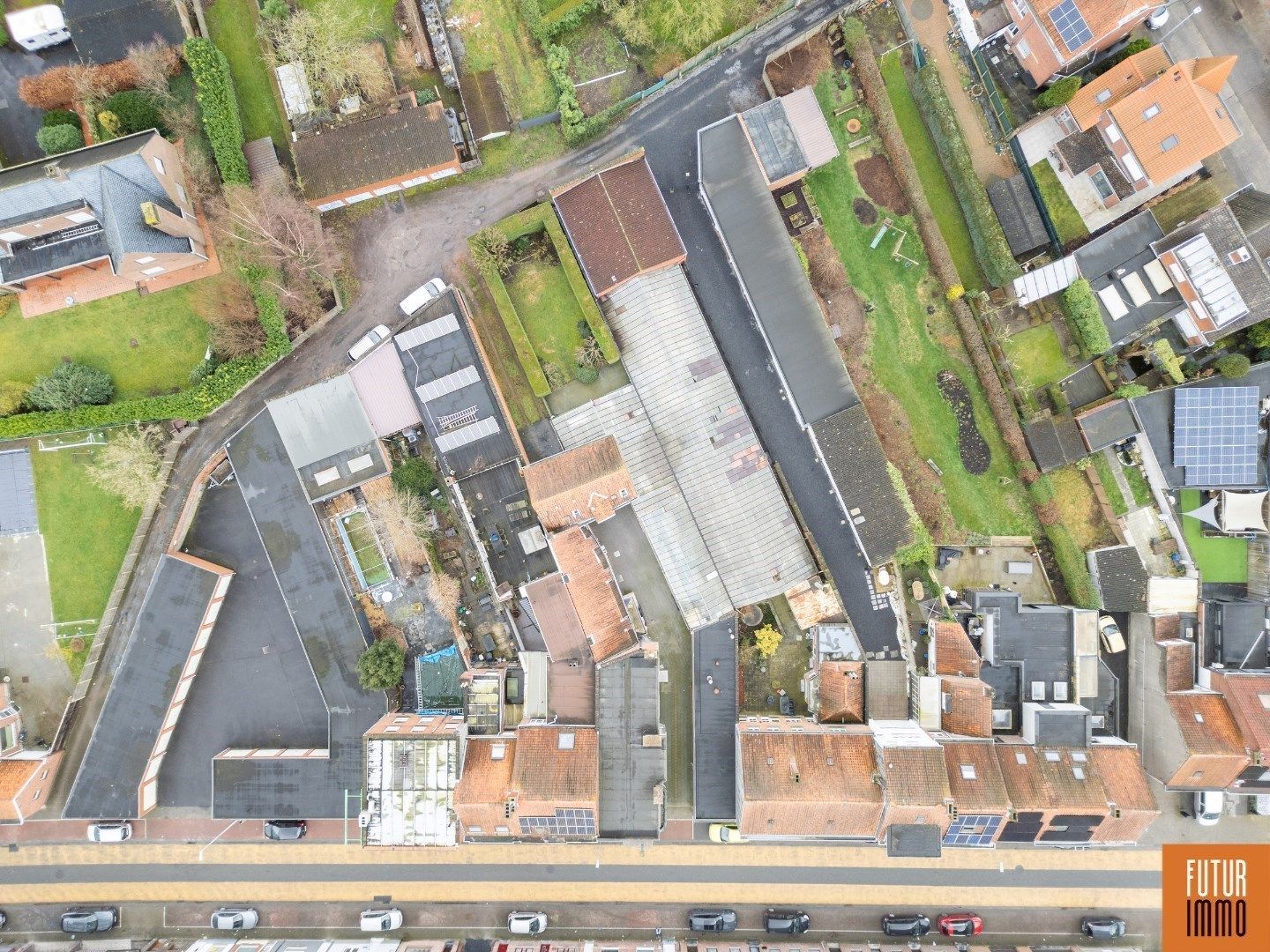 Te renoveren woning met achterliggende grond foto 12